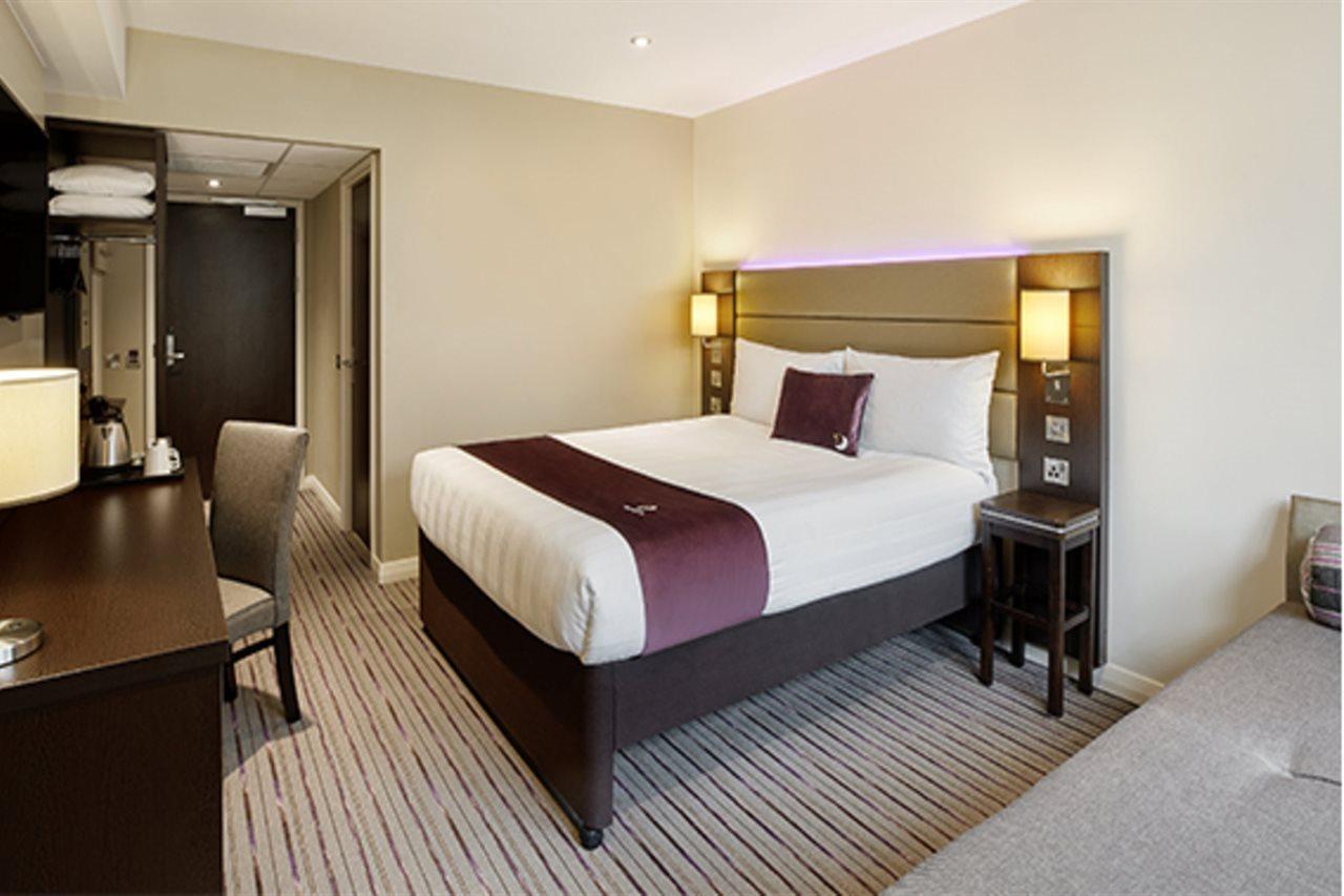 Premier Inn Тринг Екстериор снимка