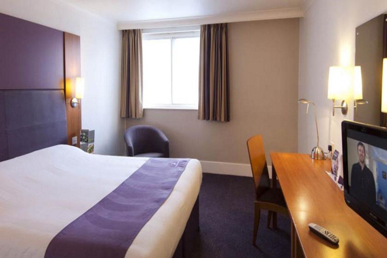 Premier Inn Тринг Екстериор снимка
