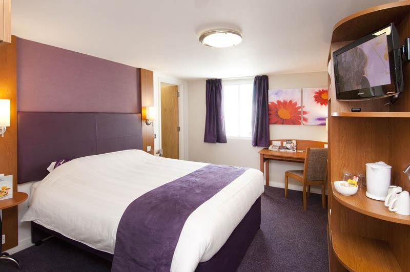Premier Inn Тринг Екстериор снимка