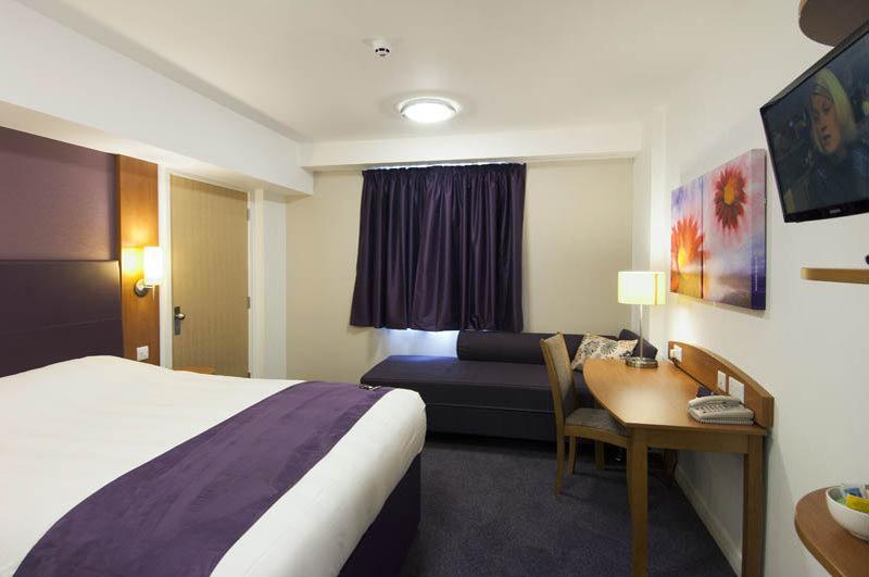 Premier Inn Тринг Екстериор снимка